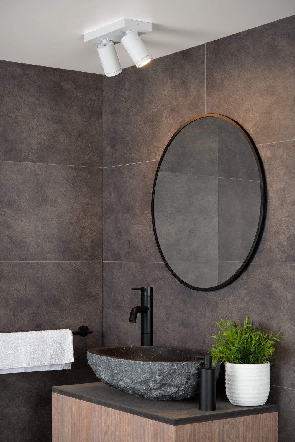 Lucide TAYLOR LED badrumstakspotlight, 2x5W GU10, 2200K-3000K dim to warm, IP44 Sandvit