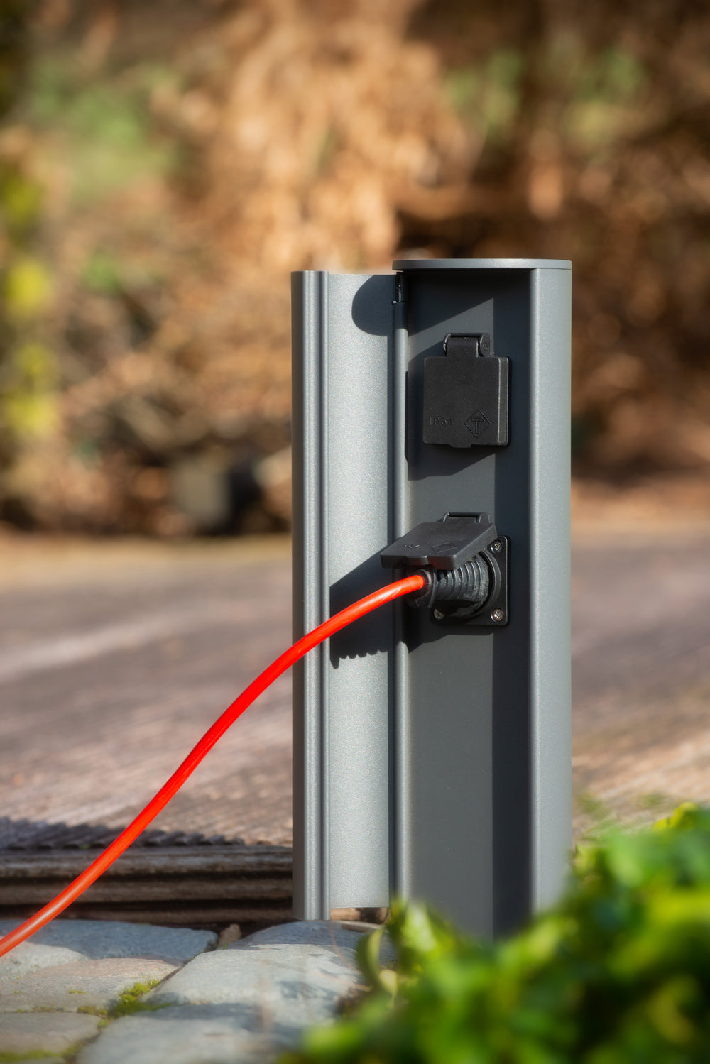 Lucide utomhus elstolpe med uttag IP44, Typ F jordat uttag, aluminium antracitfinish, 40 cm höjd