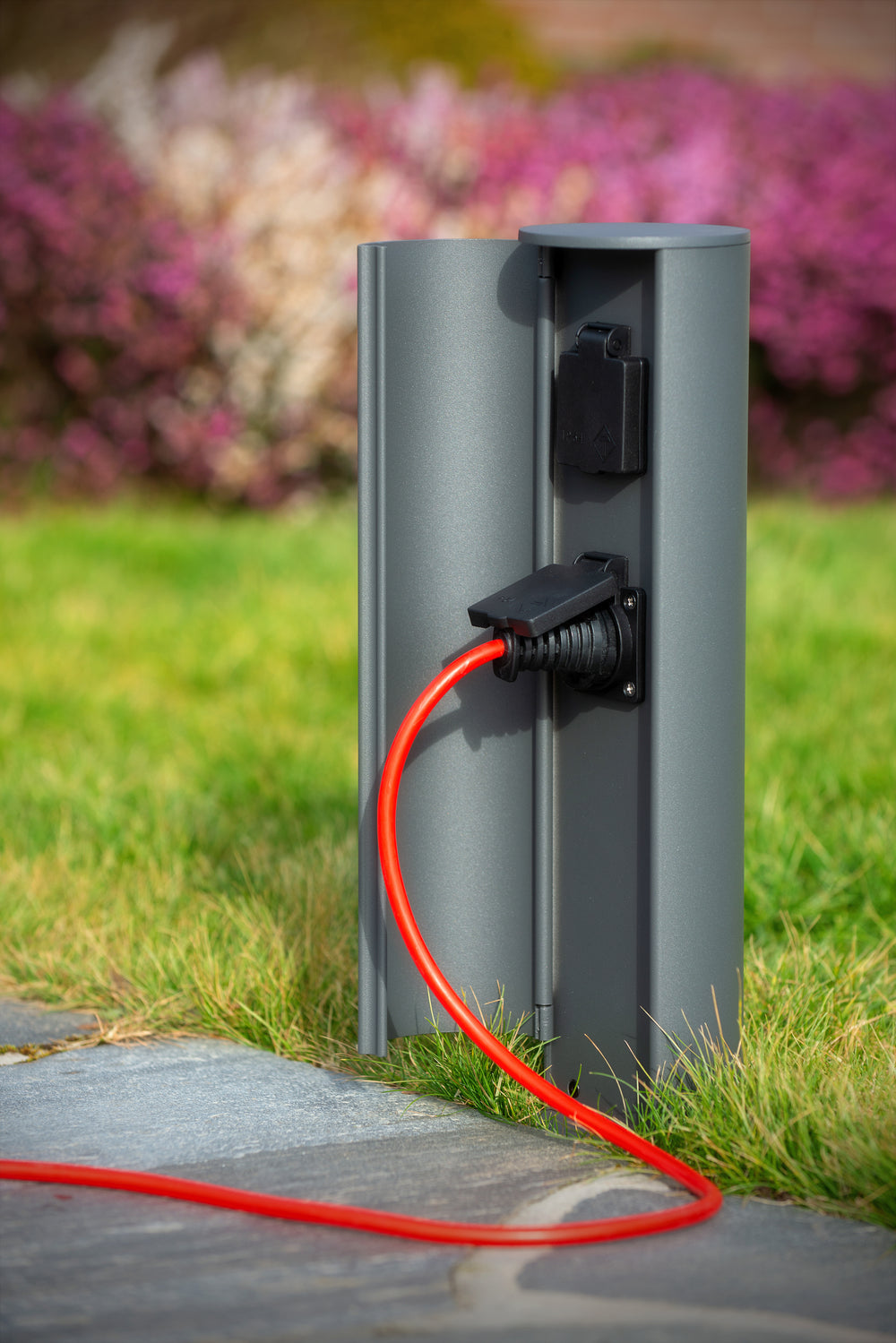 Lucide utomhus elstolpe med uttag IP44, Typ F jordat uttag, aluminium antracitfinish, 40 cm höjd