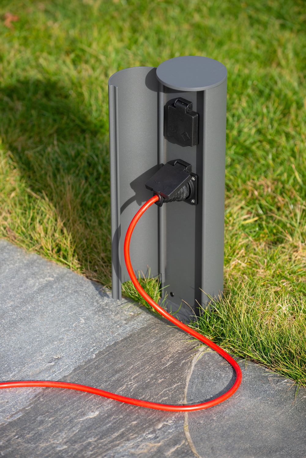 Lucide utomhus elstolpe med uttag IP44, Typ F jordat uttag, aluminium antracitfinish, 40 cm höjd