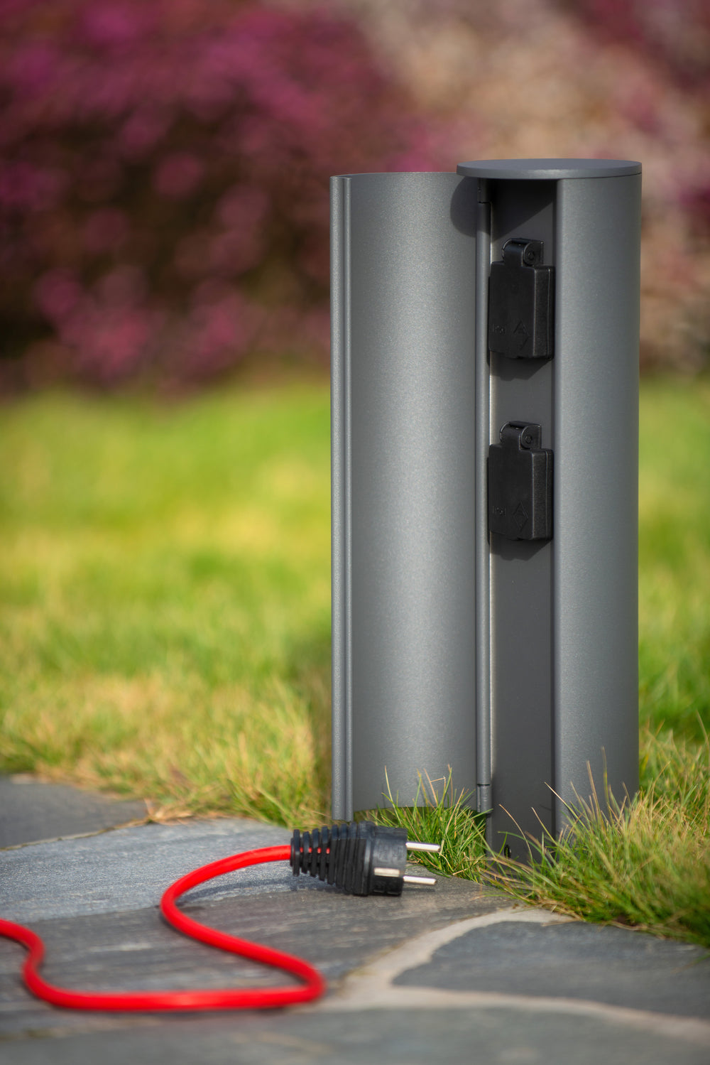 Lucide utomhus elstolpe med uttag IP44, Typ F jordat uttag, aluminium antracitfinish, 40 cm höjd