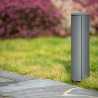 Lucide utomhus elstolpe med uttag IP44, Typ F jordat uttag, aluminium antracitfinish, 40 cm höjd