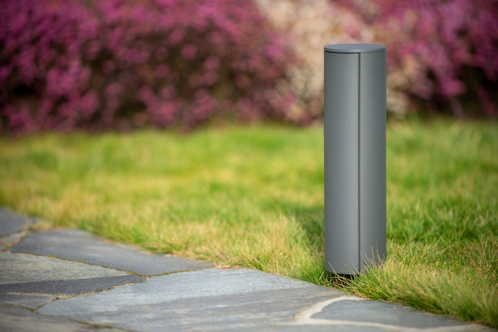 Lucide utomhus elstolpe med uttag IP44, Typ F jordat uttag, aluminium antracitfinish, 40 cm höjd