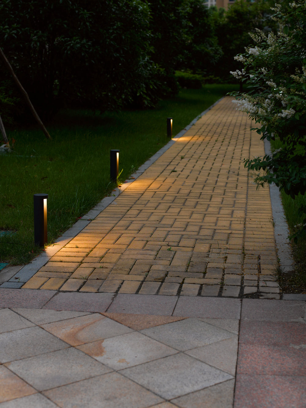 Lucide COMBO LED trädgårdspelarbelysning, 9W 3000K, IP54 Svart aluminium, 250mm modern utomhuspollare