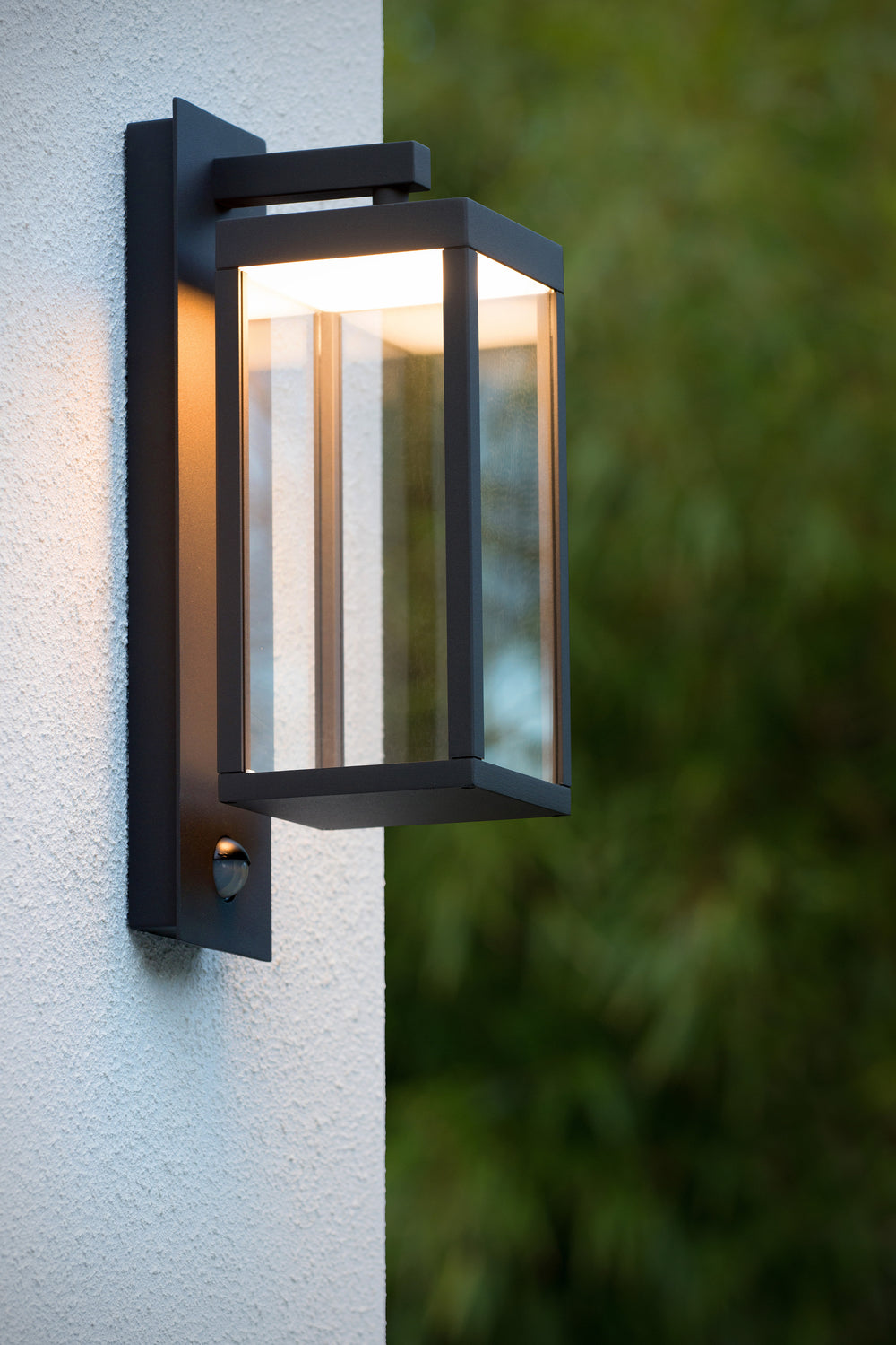 Lucide CLAIRETTE LED vägglampa 13W 3000K IP54 med PIR rörelsesensor och antracitfärgat hölje