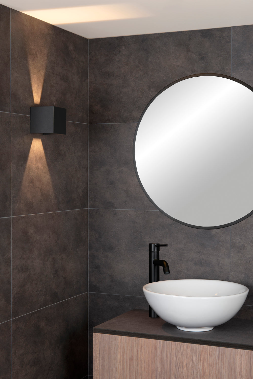 Lucide AXI LED vägglampa, 2x7W 2700K, IP54, justerbar ljusvinkel, svart aluminium, modern badrumsbelysning